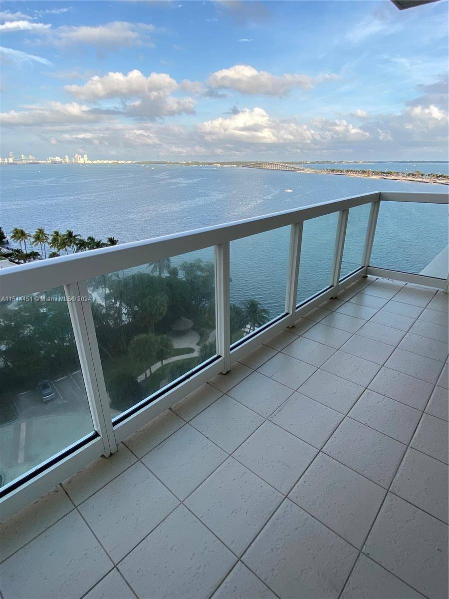 Amazing view located in one of Brickell Ave most coveted condos.