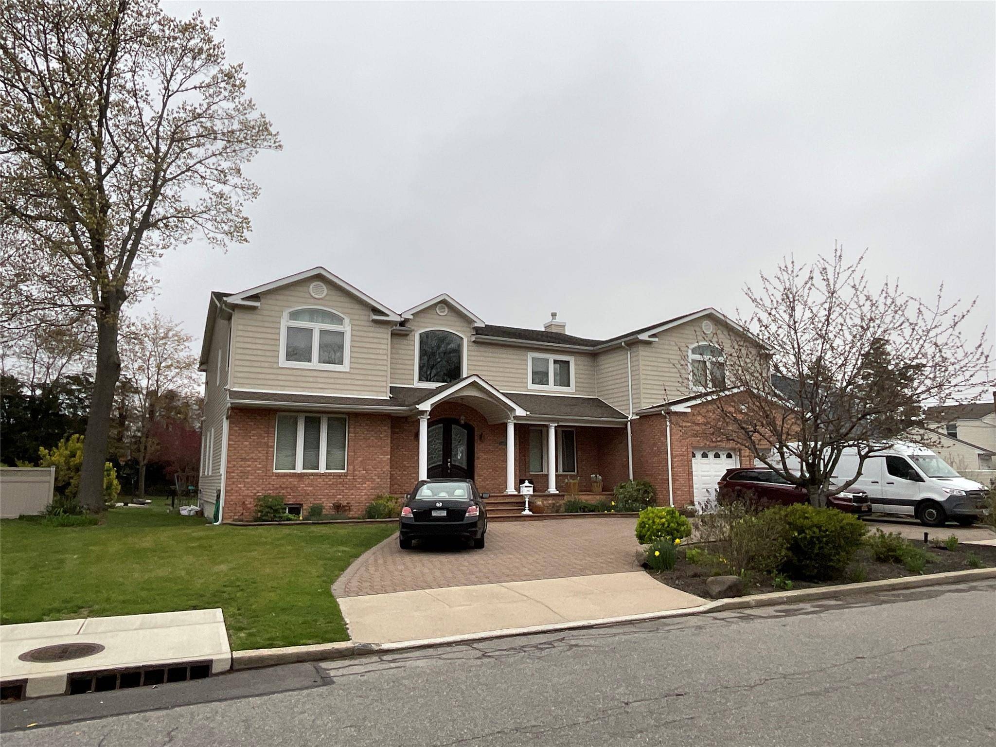 Stunning 5BR, 4. 5BA Colonial in North Bellmore s prestigious Old Britton section.