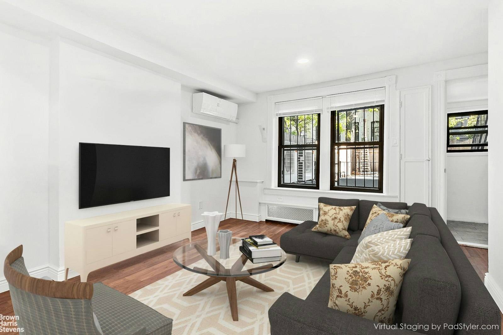Set on a gorgeous park block in Historic Park Slope, this beautiful floor through one bedroom apartment is a real gem.