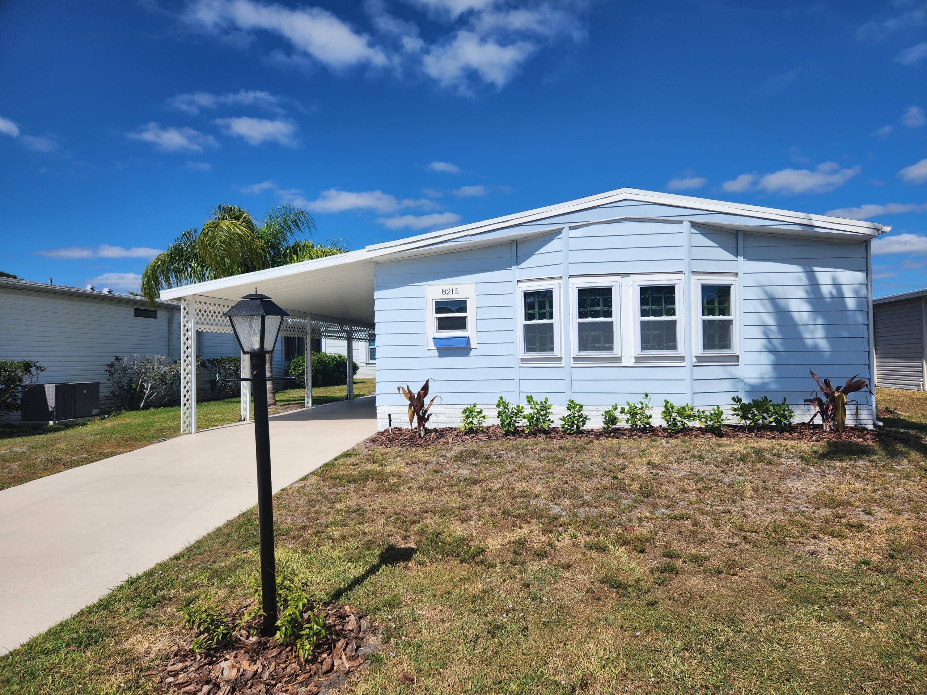 Charming totally refurbished Cottage home located lakeside in Resort Styled 55 Golf community of Savanna Club.