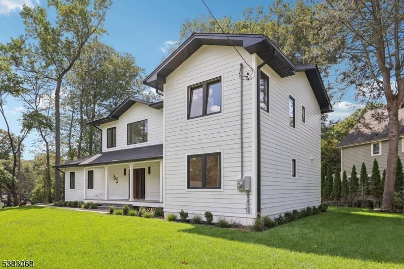 New Construction with Luxury Living !