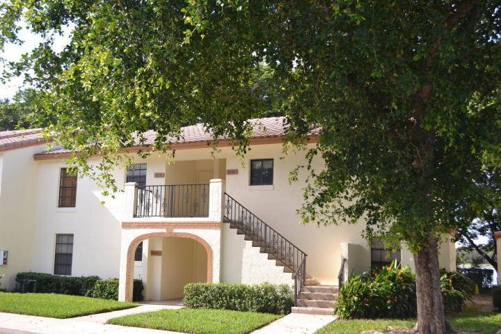 Grreat Condo on gated community, Second floor with vaulted ceiling new kitchen and appliances,.