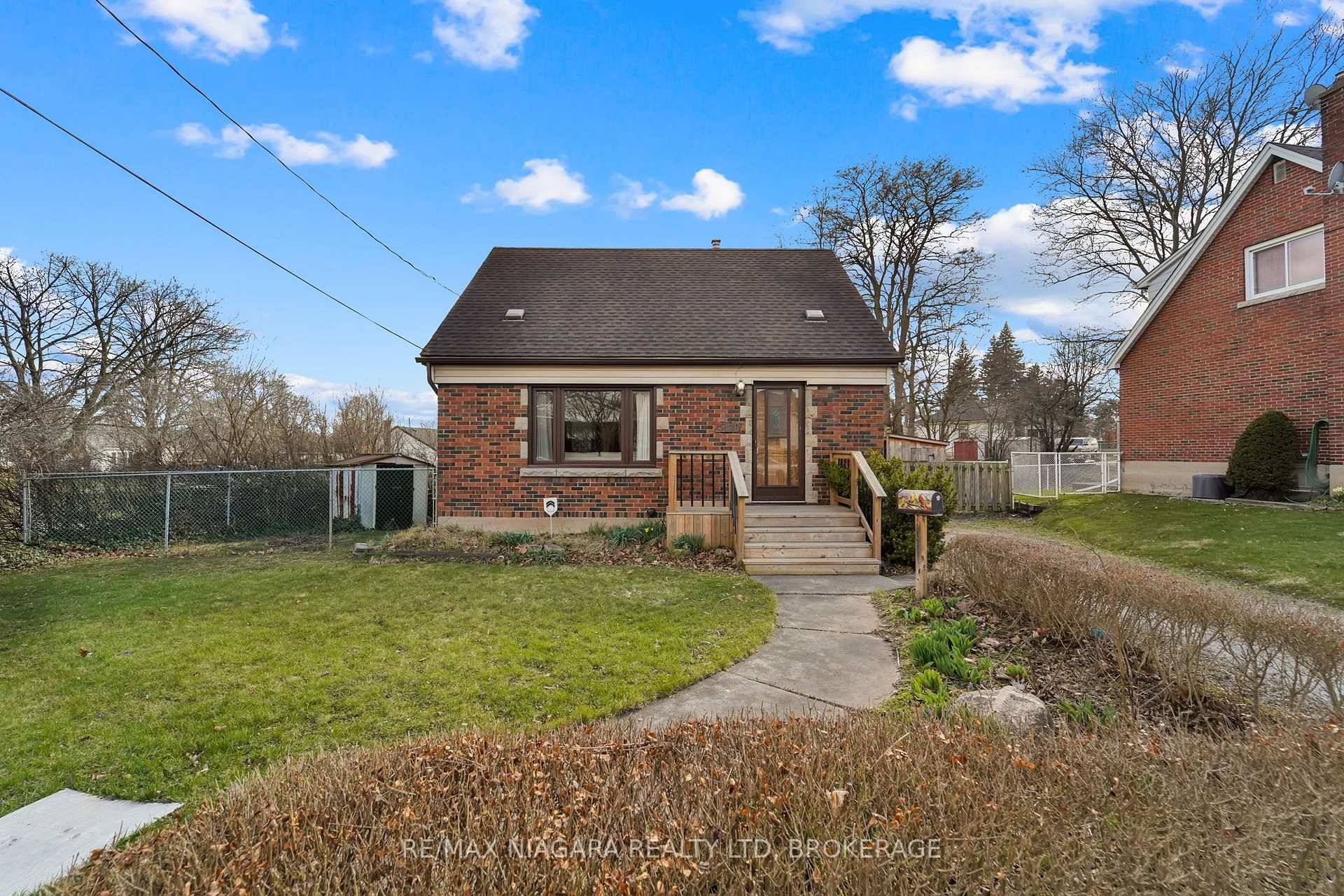 Fantastic detached home for lease in a great central location backing onto Alexander Park, with easy access to great schools, walking distance to Oakes Park, and short drive to QEW ...