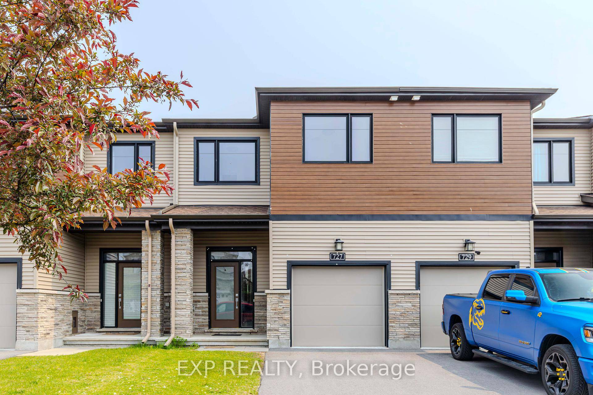 Welcome to this charming 3 bedroom, 4 bathroom townhome, located in sought after community of Barrhaven.