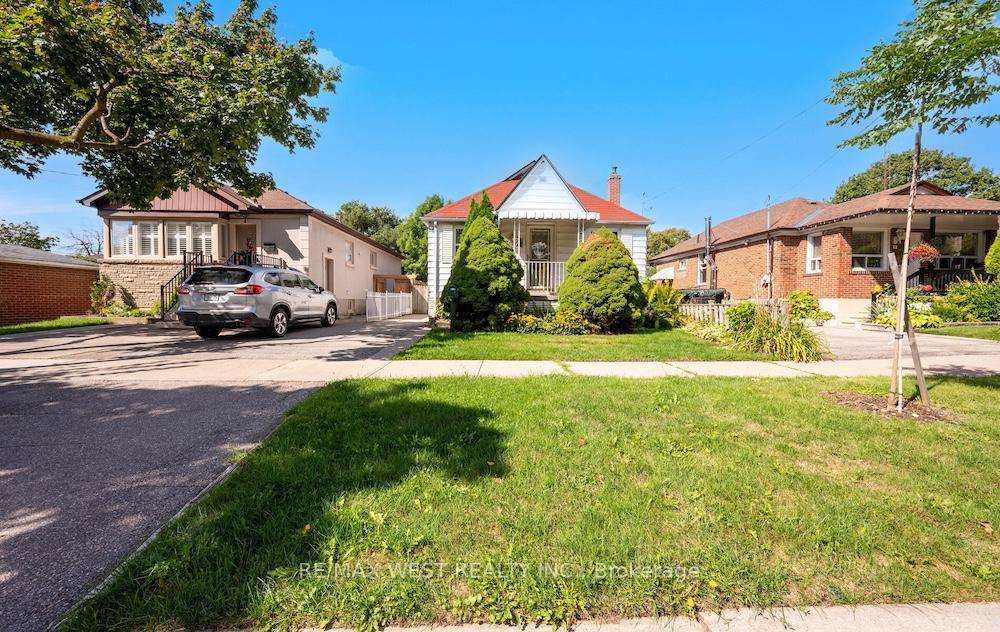 Charming Alderwood Bungalow !