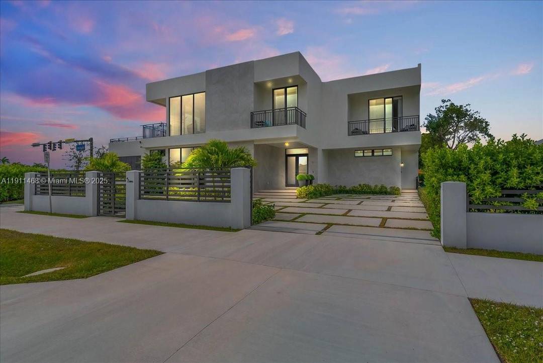 Stunning newly built modern masterpiece on Marco Island !