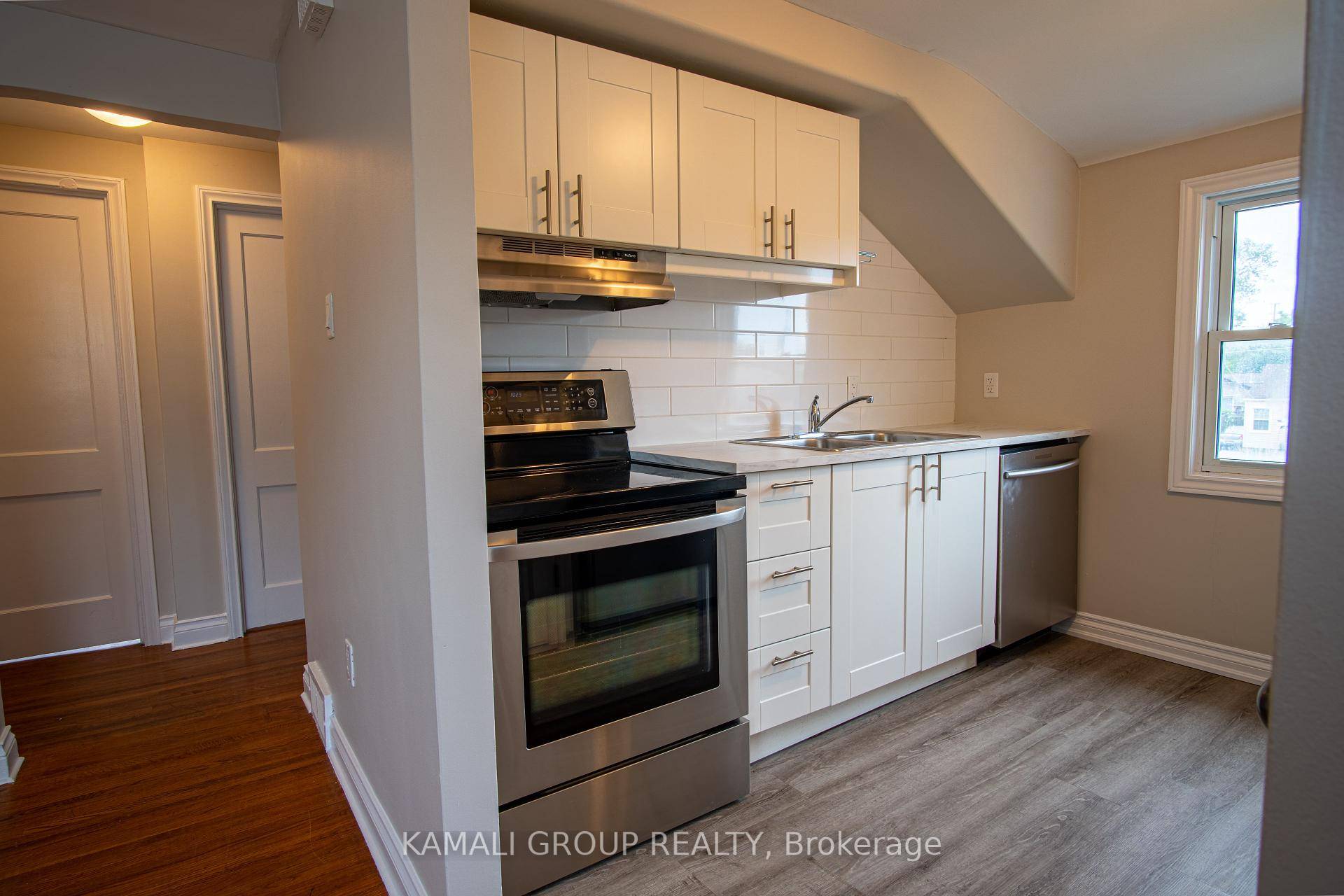 2 Bedrooms With Parking !