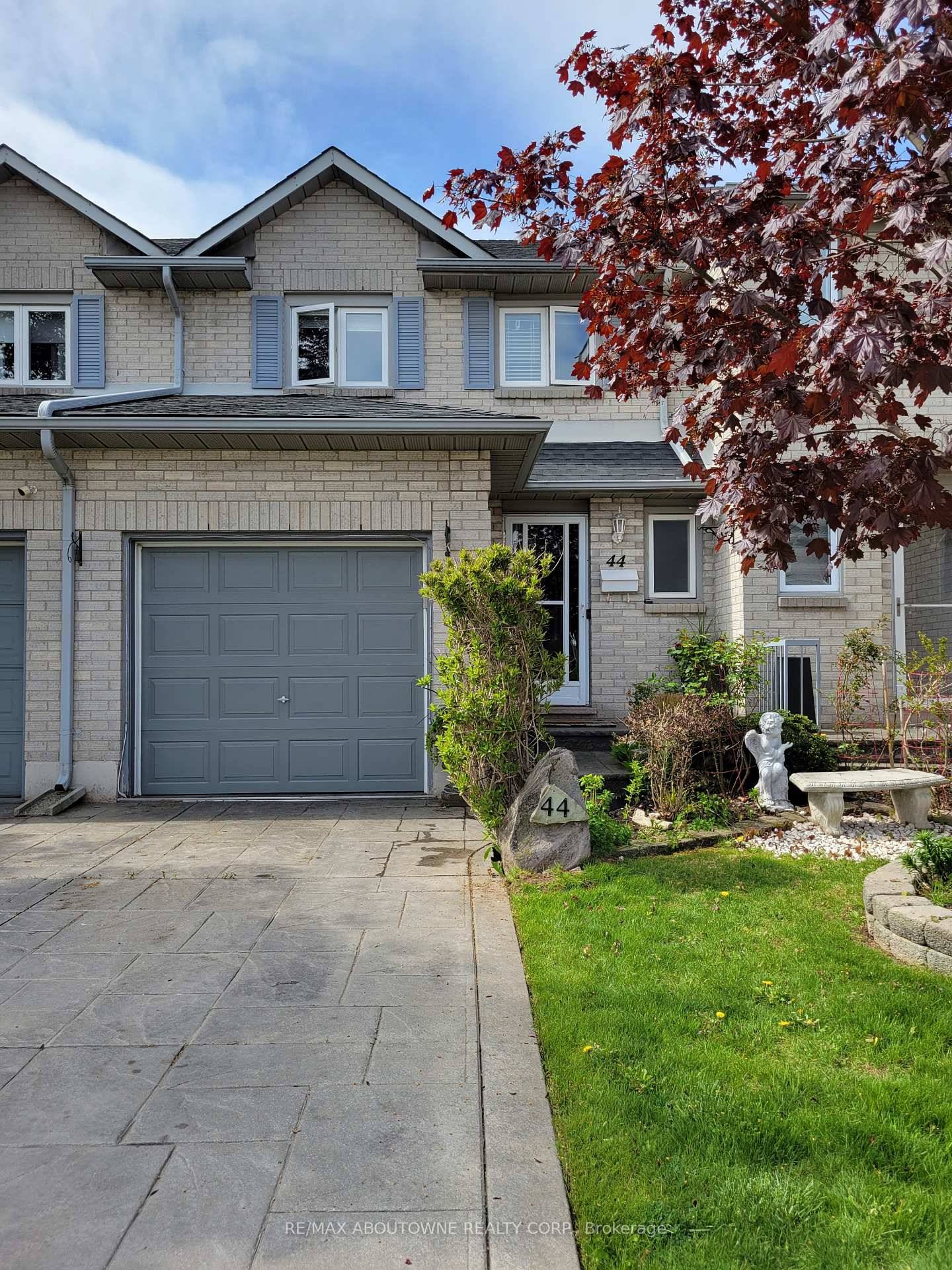 3 bedroom, 1, 337 square foot brick town located on a quiet street with no thro traffic in highly sought after community in Stoney Creek.