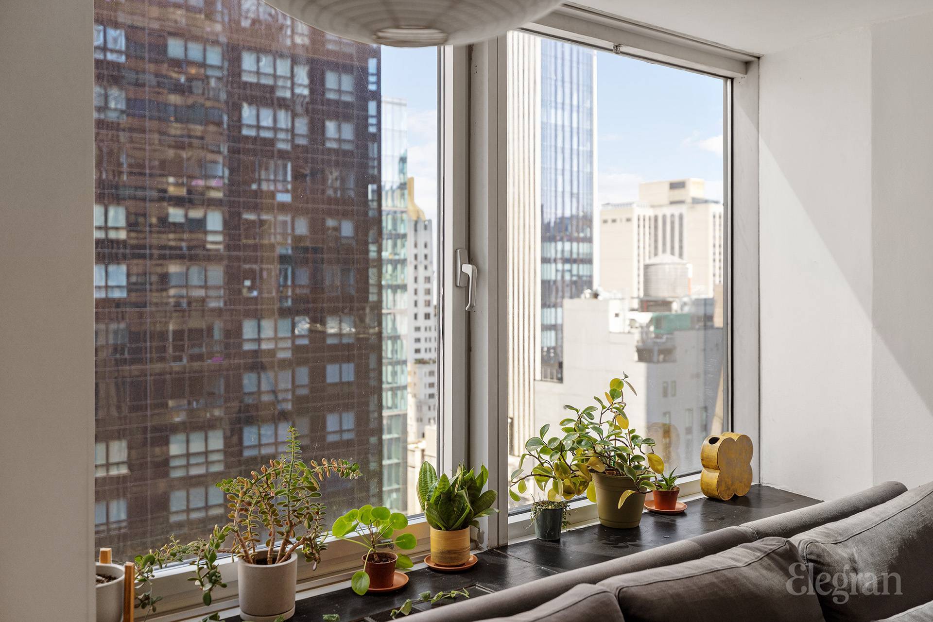 Welcome to Apartment 2906 north facing with city views on the 29th floor, this home is bathed in natural light.
