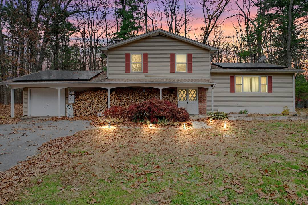 Set your sights on this remarkable find in Farmington's Highlands neighborhood !