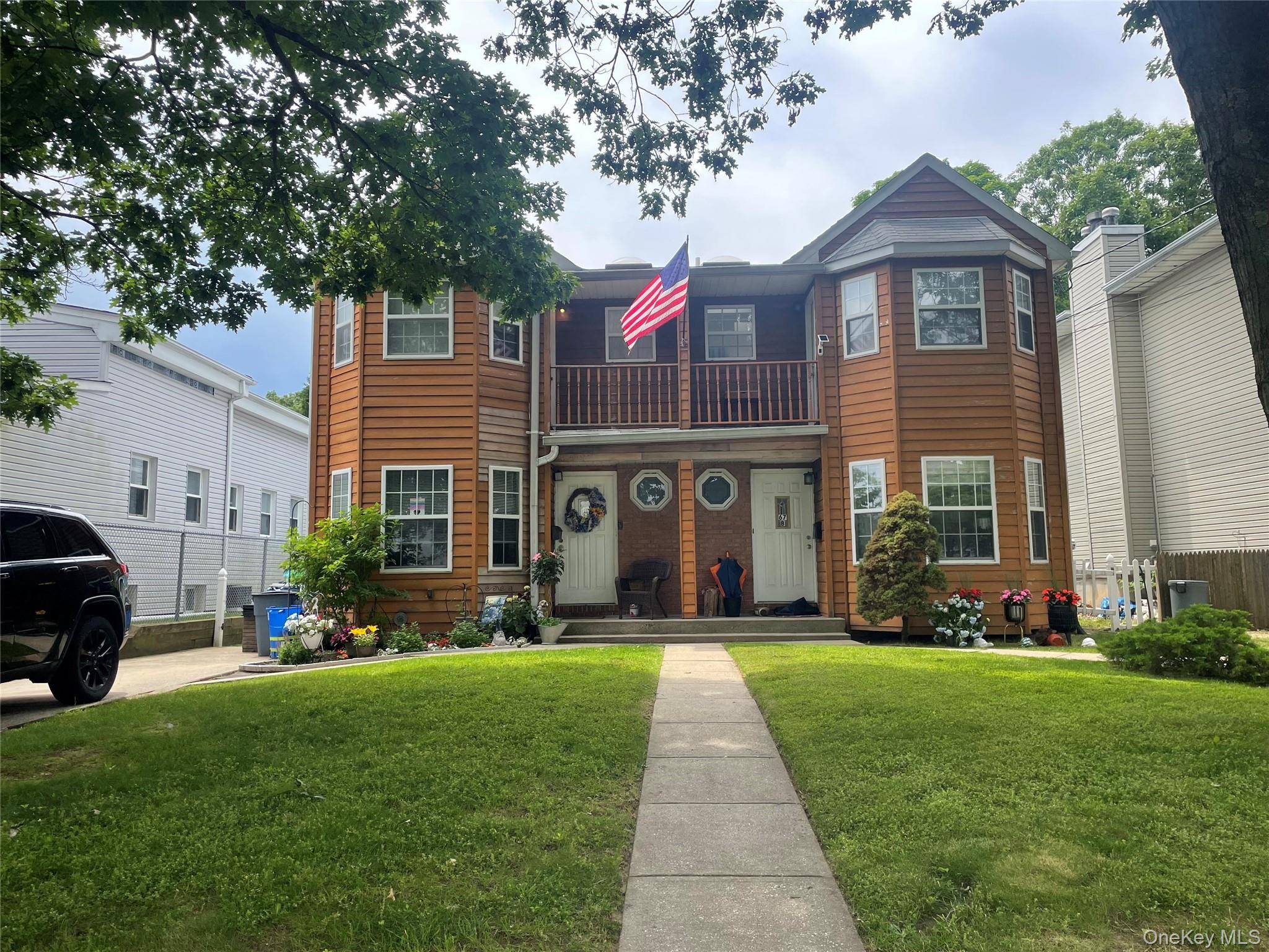 Manhasset Isle side by side two family house, 3 bedroom, 2.