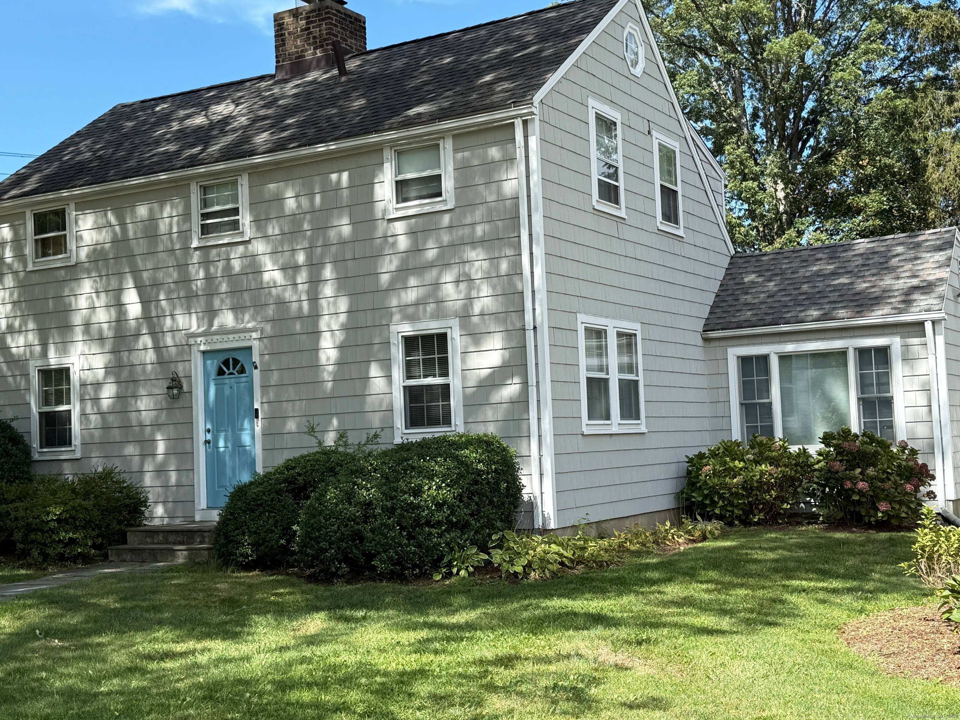 PERFECT FLEXIBLE FOUR BEDROOM RENTAL IN THE PERFECT LOCATION.