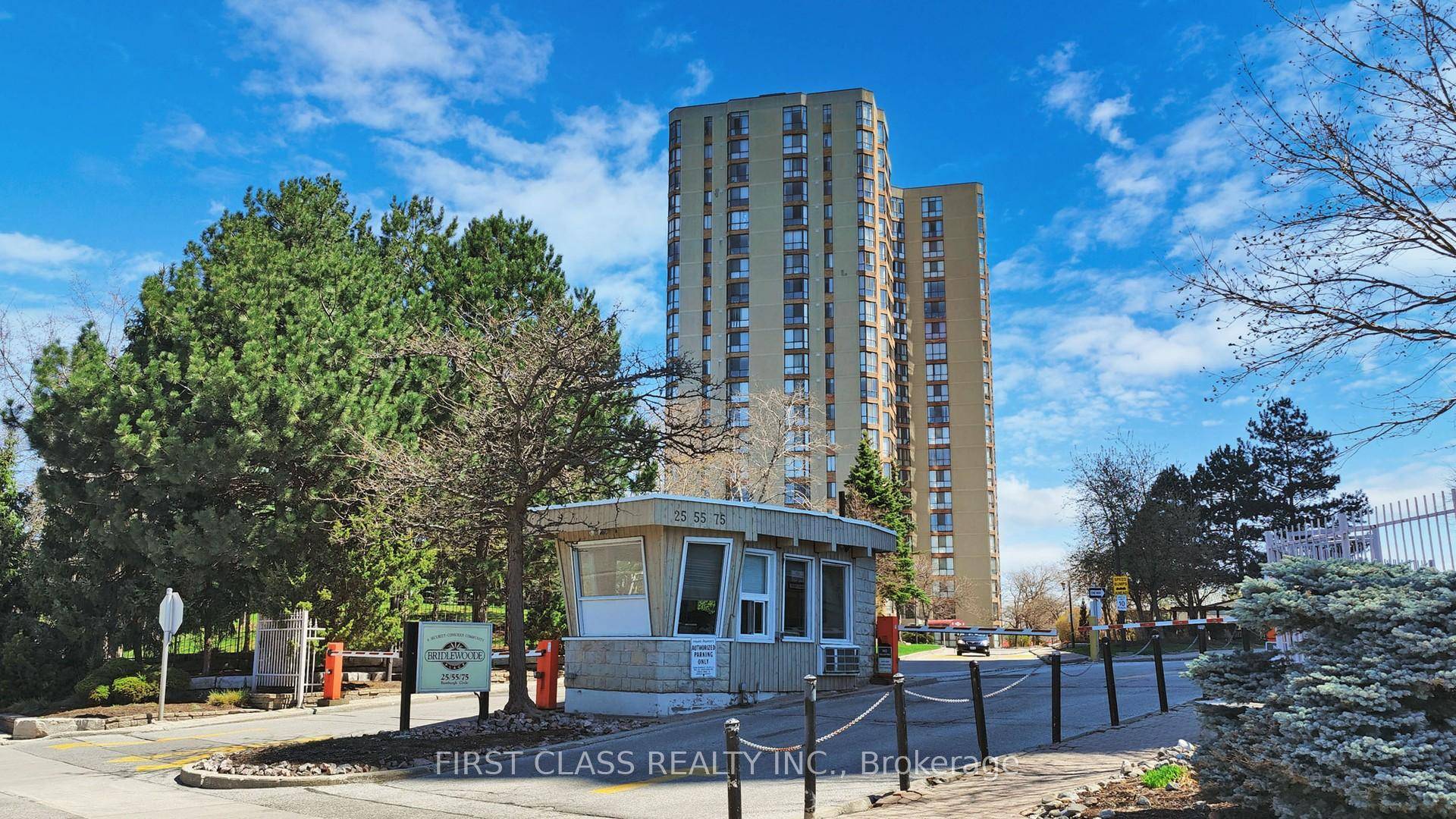 Luxury Living in Prime Toronto Location !