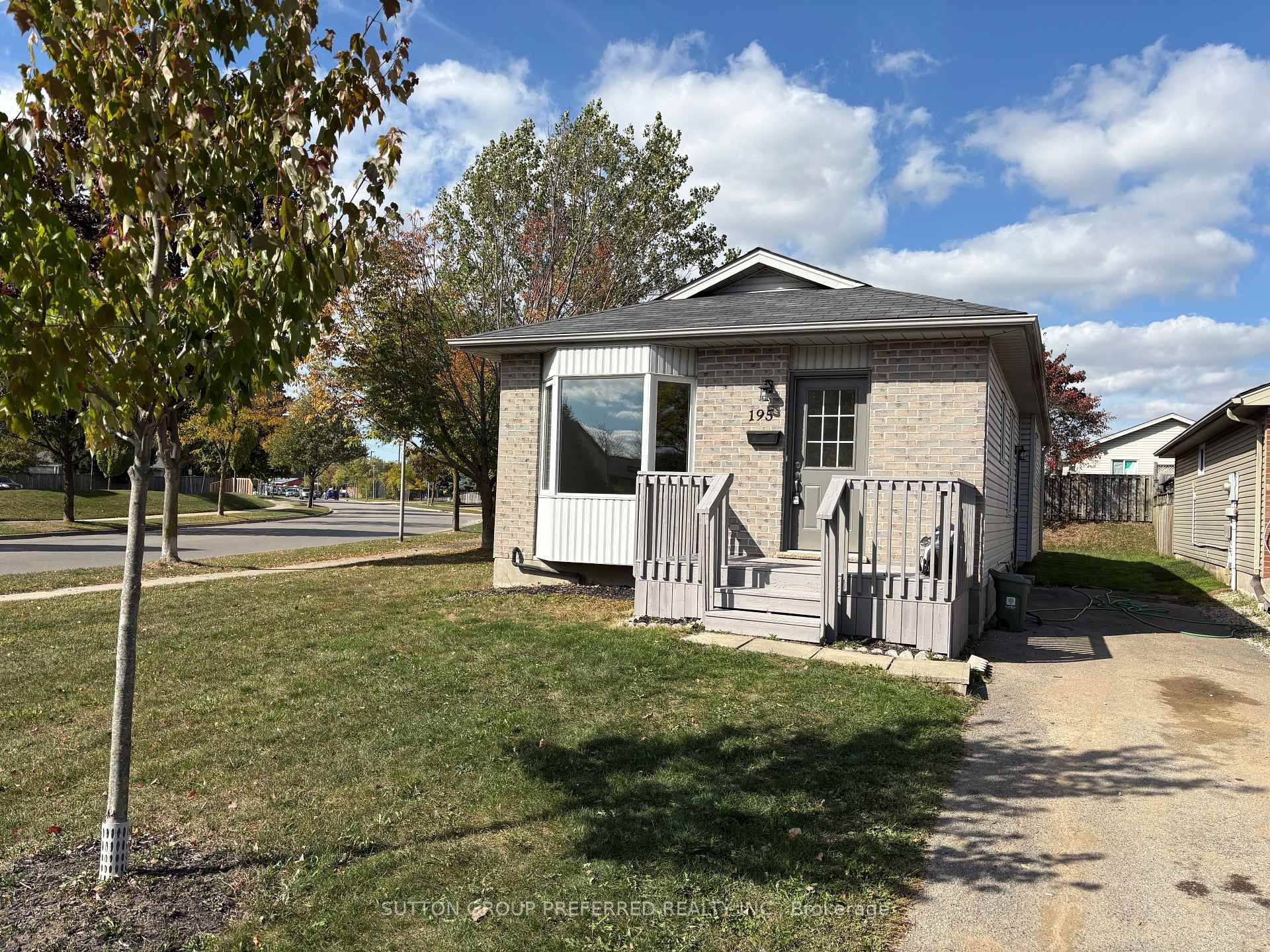 Welcome to 195 Simpson Crescent, located on a low traffic and peaceful Crescent in Bonaventure Meadows.
