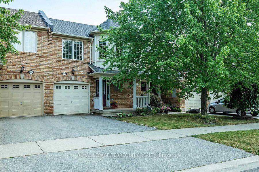 Absolutely charming 3 bedroom freehold townhouse in sought after Westoak Trail !