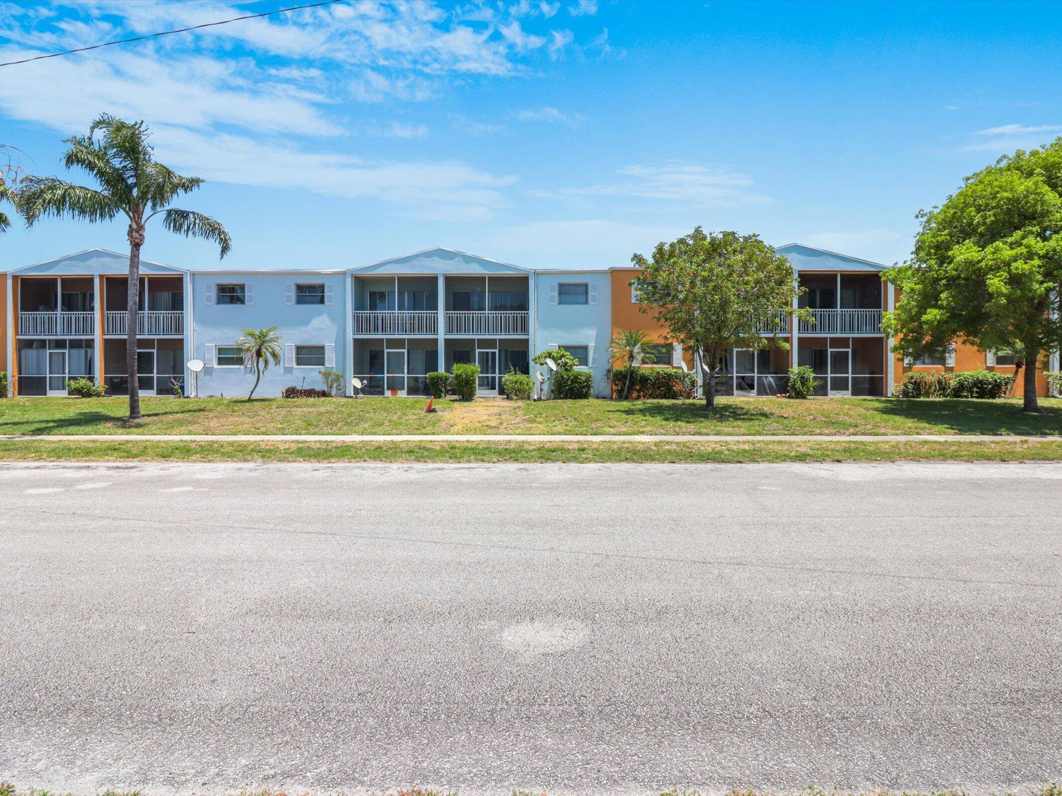 Come see this conveniently located 2 bed 1 and a half bath unit in the Apartments at Timberlake Condominium.