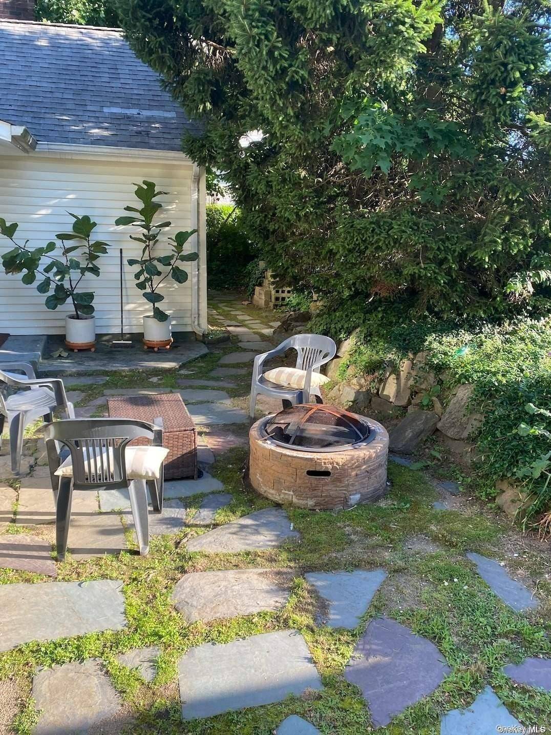 Sweet ranch that lives like a charming cottage.