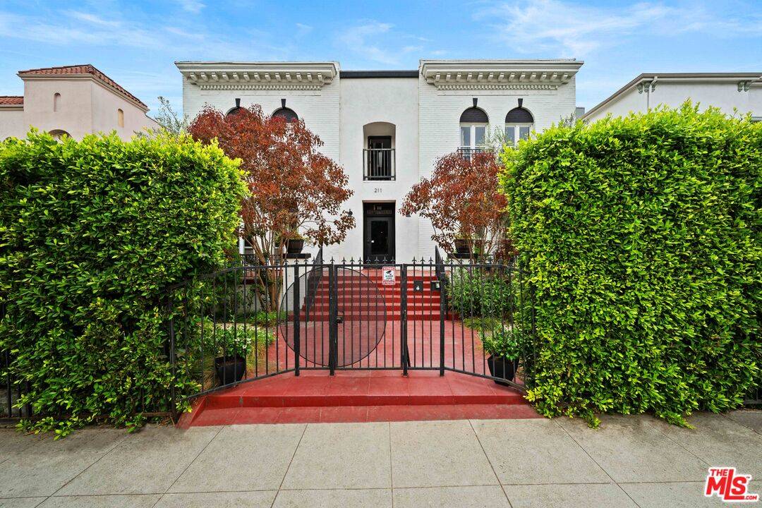 211  S Berendo St 1BR Mid Wilshire La