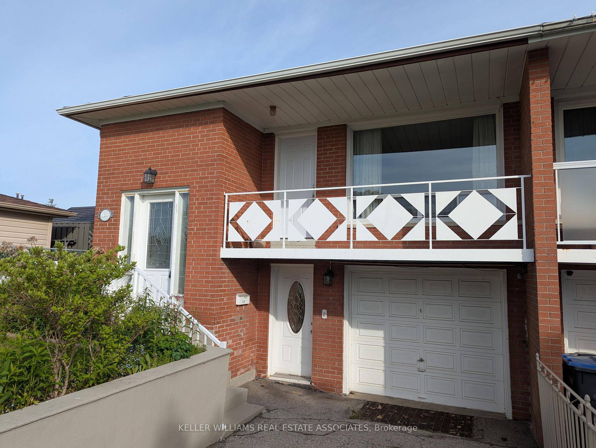 Wonderful raised bungalow semi in the amazing Mineola neighbourhood with separate front entrance to lower suite with second kitchen, eat in dining area, large rec room bedroom area, new flooring.