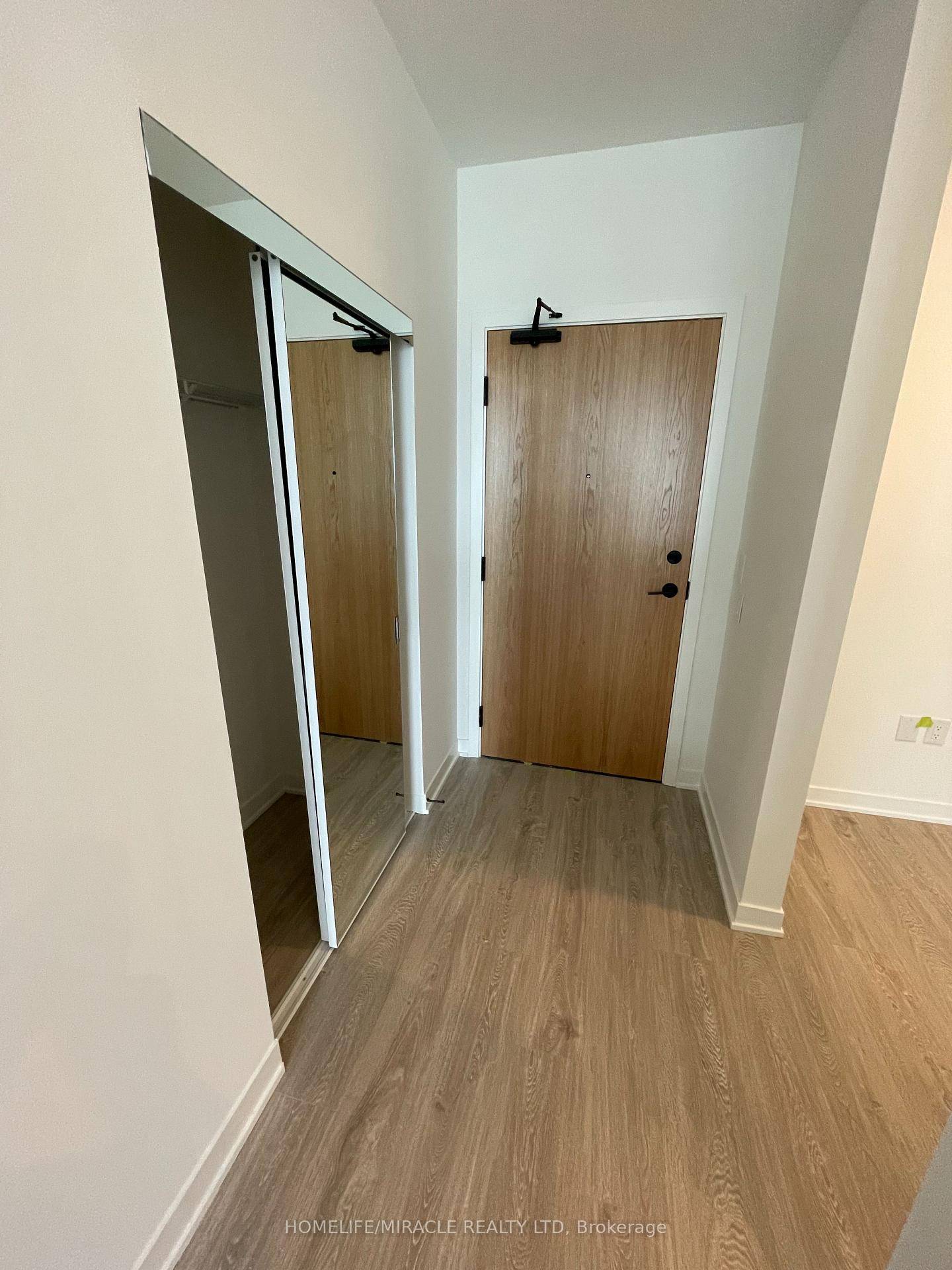 Welcome to modern living in the heart of Erin Mills !