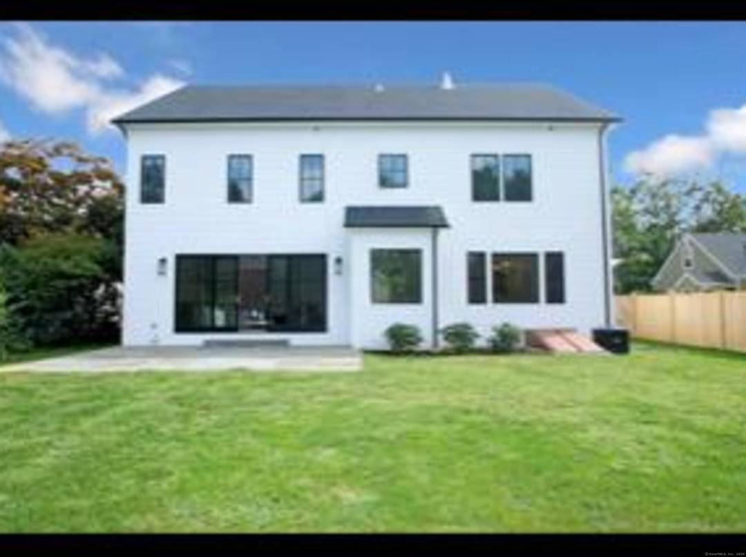 Located in the Hunt Club area of Westport, this Modern Farmhouse Colonial rental offers flexible living space across four finished levels.