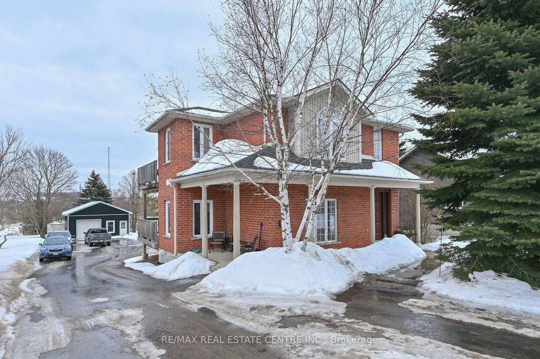 Well maintained duplex on Broadway.