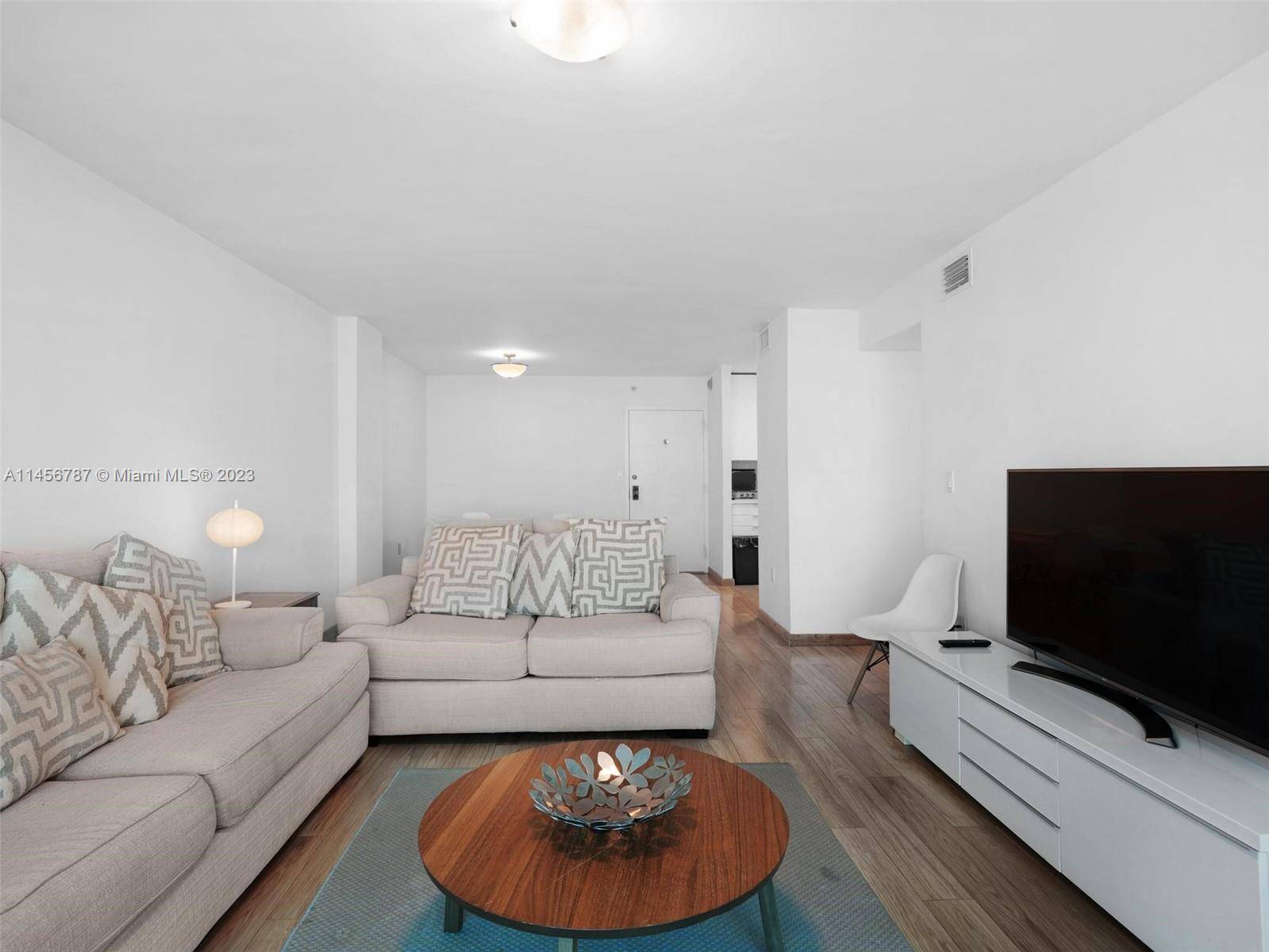 Beautiful 2 Bedrooms and 2 full bathrooms in the Brickell Bay Area.