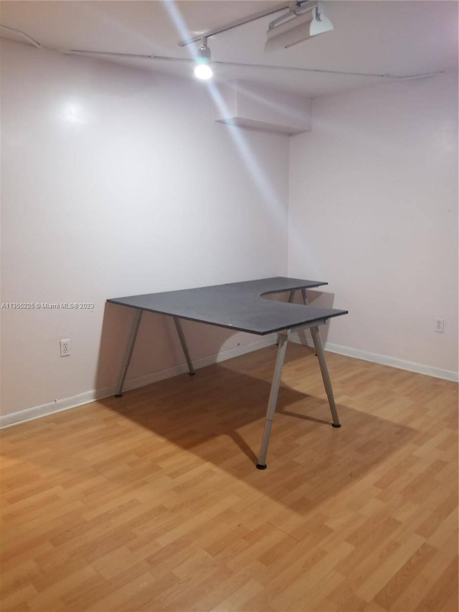 FOR SALE ! NICE OFFICE ! MULTI USE SPACE !