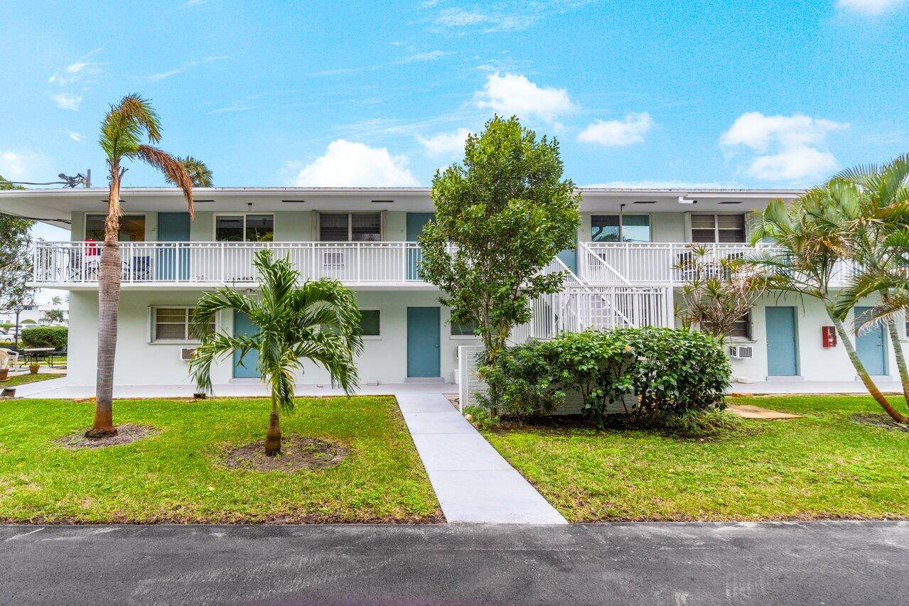 Experience waterfront living with this exceptional 2 bedroom, 1 bathroom property nestled along the Intracoastal Waterway in Boynton Beach, Florida.