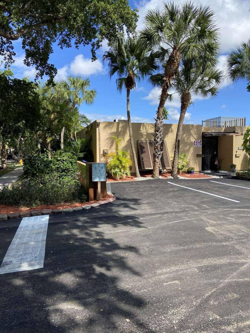 One of the best Waterfront Townhouses in Miami Lakes, this is one of the only Property's that includes Waterfront plus side yard, Master Room includes a Large Bathroom with a ...