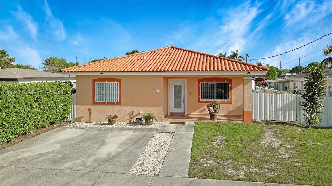 Built in 2007, 3 bed 2 bath house on a 7, 100 sq.