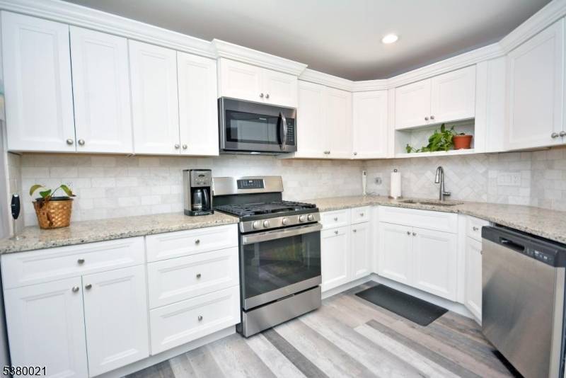 Lovely one bedroom end unit in the desirable Spring Ridge community.