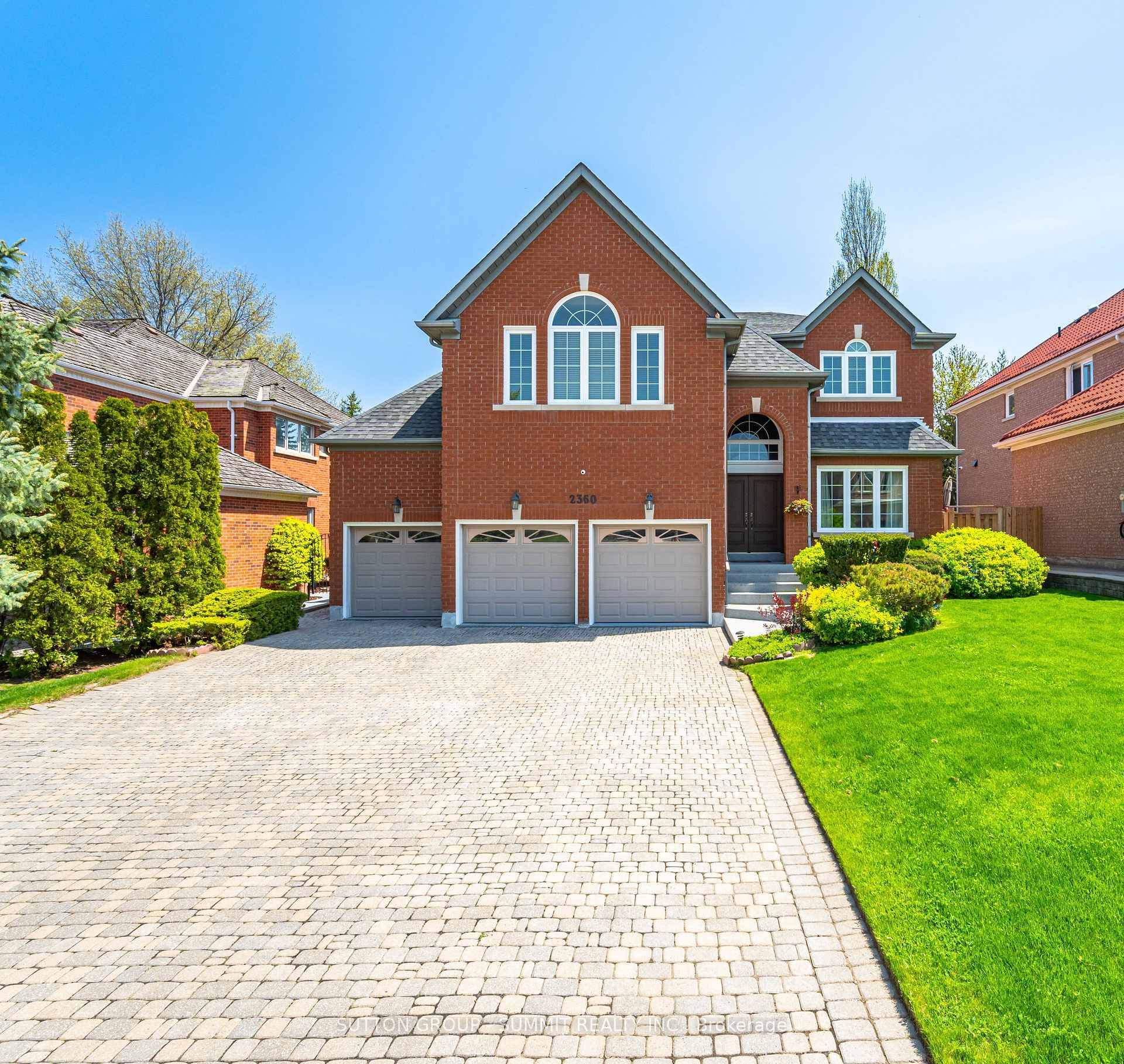 Welcome to this exceptional home nestled in the sought after, executive neighbourhood of Credit Mills.