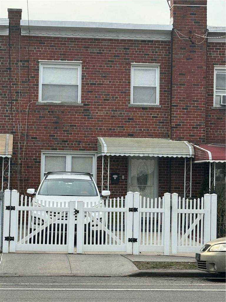 Newly Renovated Single Family Home in Baychester, Bronx, NY Welcome to this beautifully renovated single family home located in the desirable Baychester section of the Bronx.