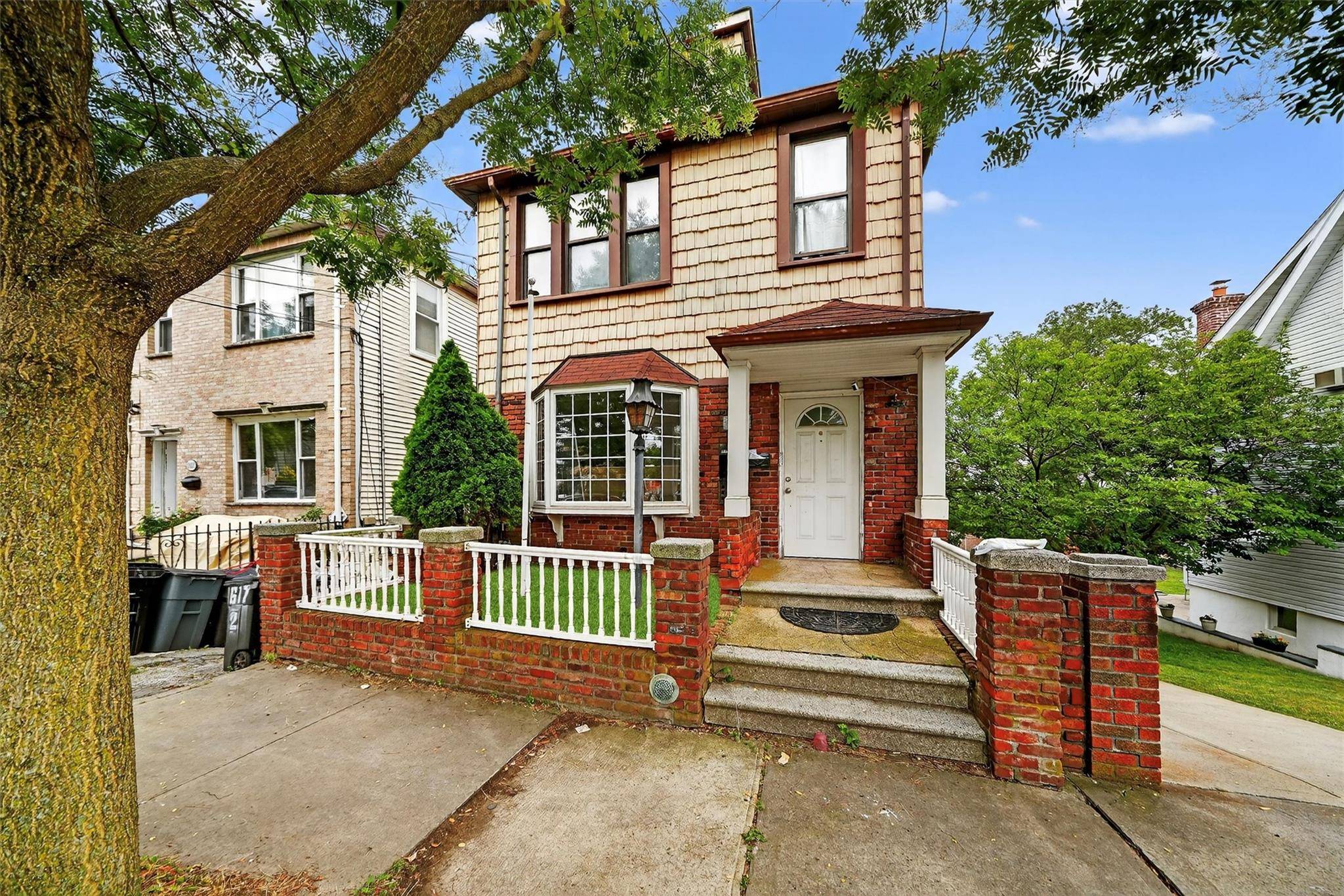LARGE DETACHED multi family in Country Club that will be delivered vacant.
