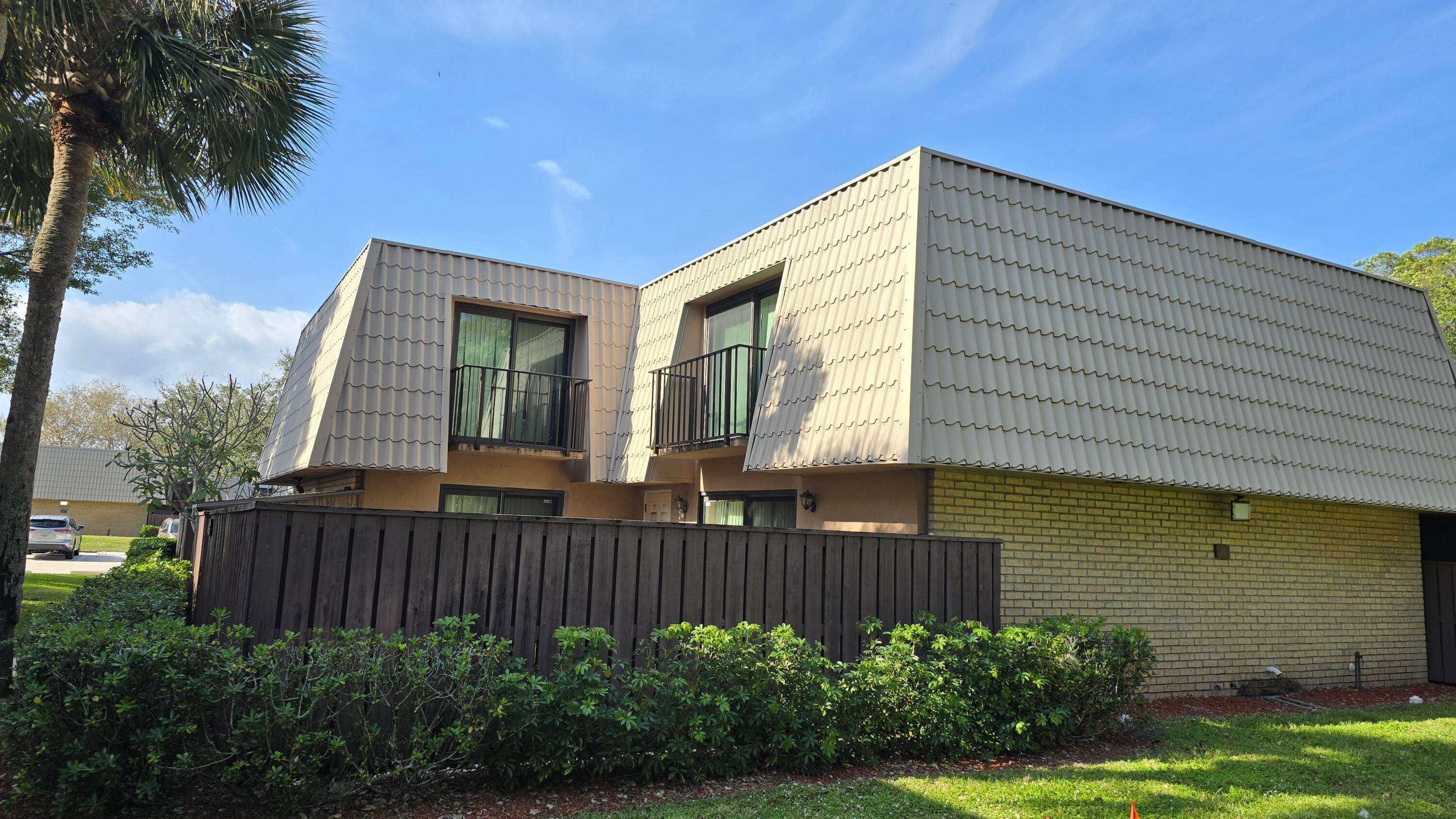 Lovely townhouse in a great community close to shopping, beaches, entertainment and downtown West Palm Beach !