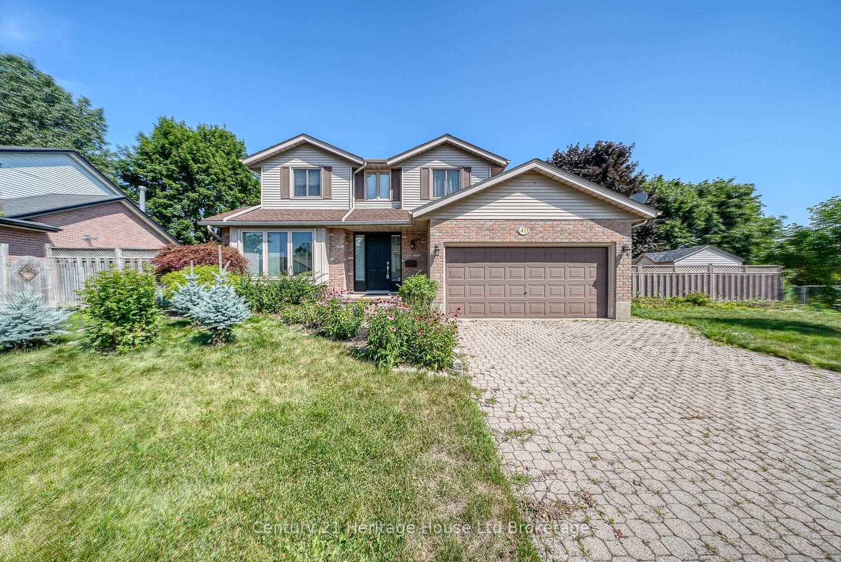 Welcome to this excellent 3 bedroom family home, ideally situated on a spacious pie shaped lot in desirable North East Woodstock.