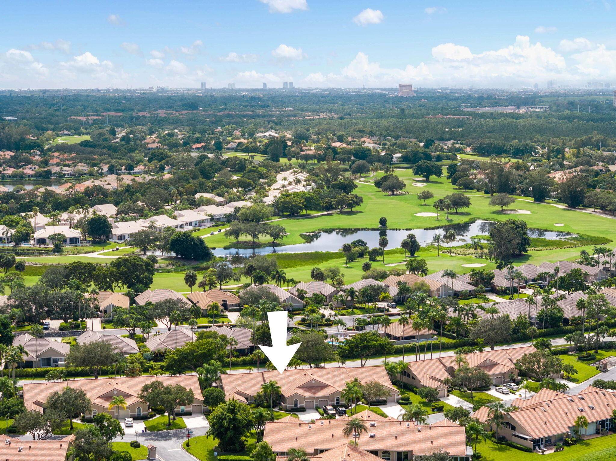 Heather Run at PGA National This 3BR 2BA villa offers vaulted ceilings, abundant natural light a desirable split bedroom layout.