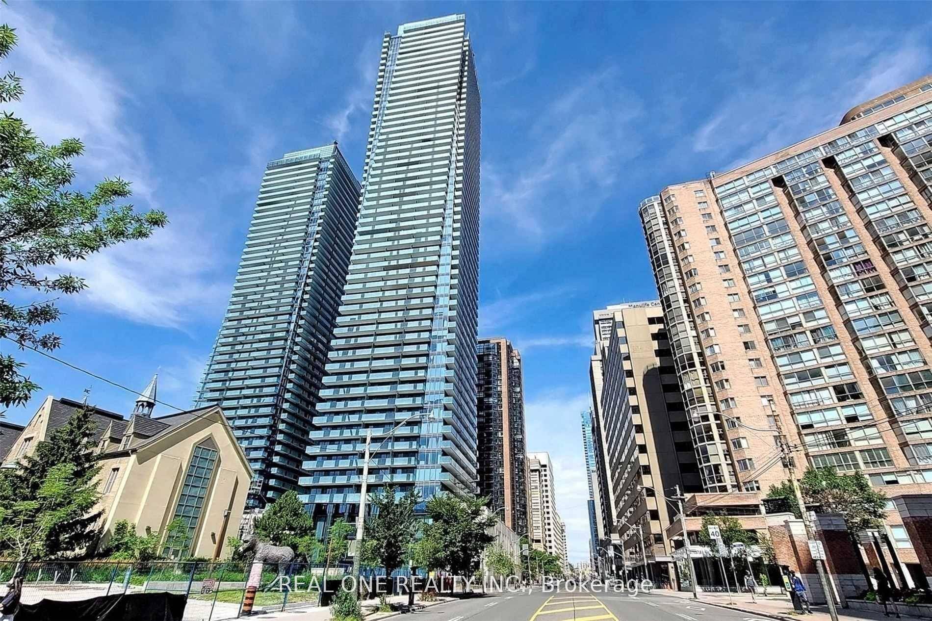 Beautiful Bachelor Unit At U Condos East Tower By Pamberton In The Heart Of City, Lake View, Bright amp ; Spacious.