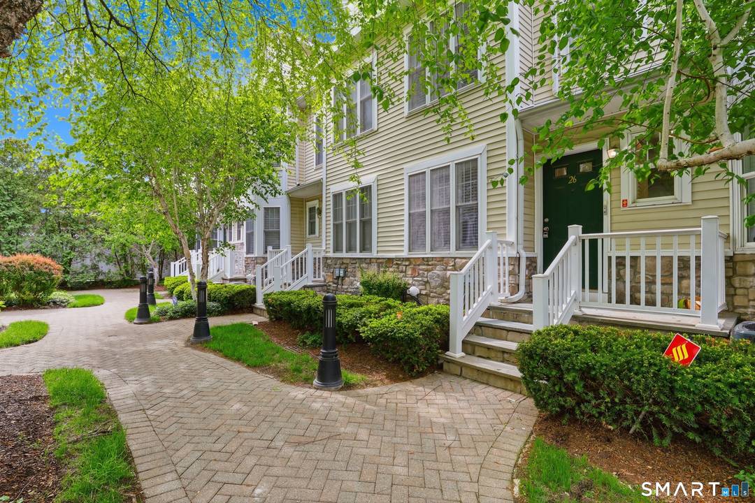 Perfectly positioned on the Stamford Darien border, this sun filled townhouse in The Village at Maple Point offers the ideal blend of space, convenience, and low maintenance living.