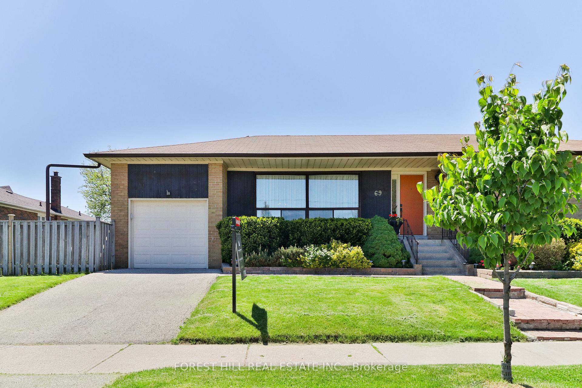 Welcome to this beautifully maintained, spacious 3 bedroom, 2 bathroom brick bungalow situated on a premium corner lot in the highly desirable Markland Wood Community.