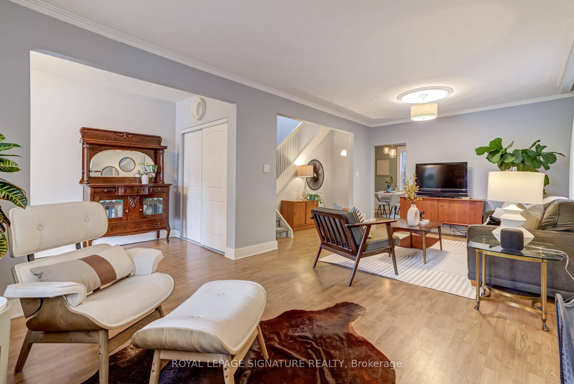 3 Bedroom Detached Gem in a Vibrant Lakeside Community !