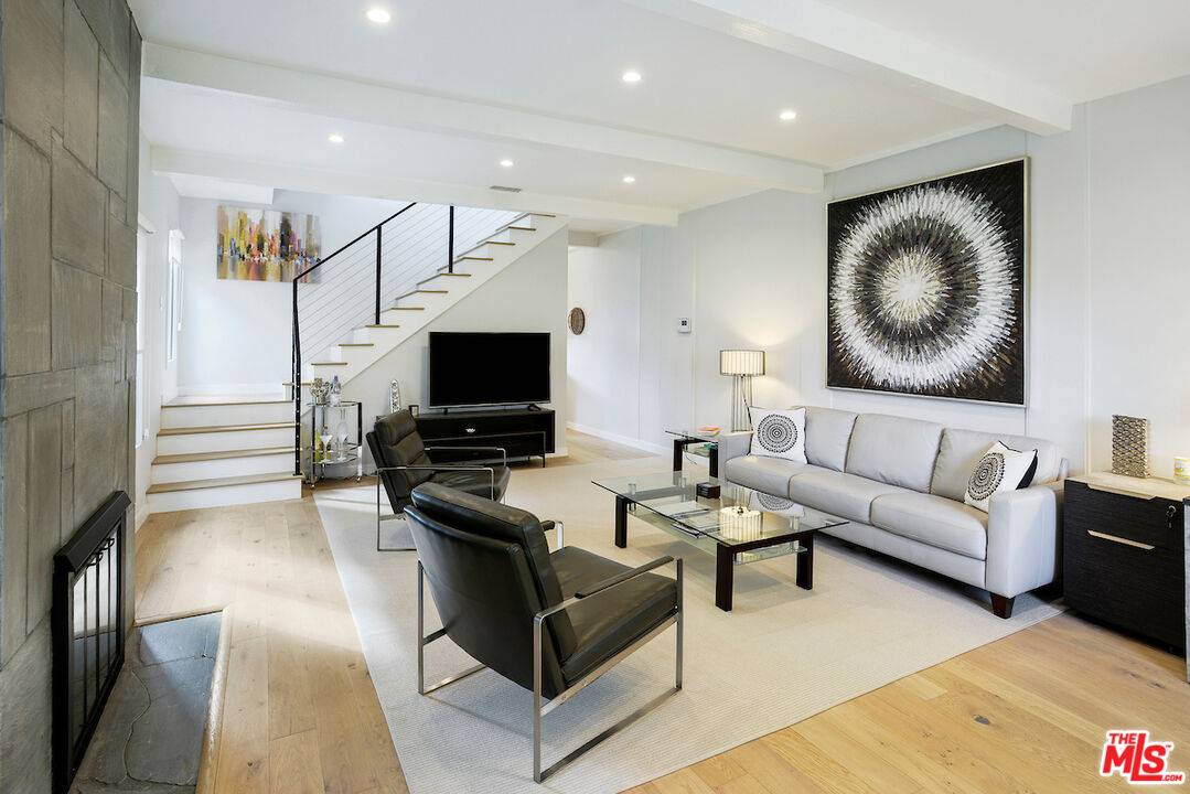 823 N Harper Ave 2BR Hollywood Hills East La