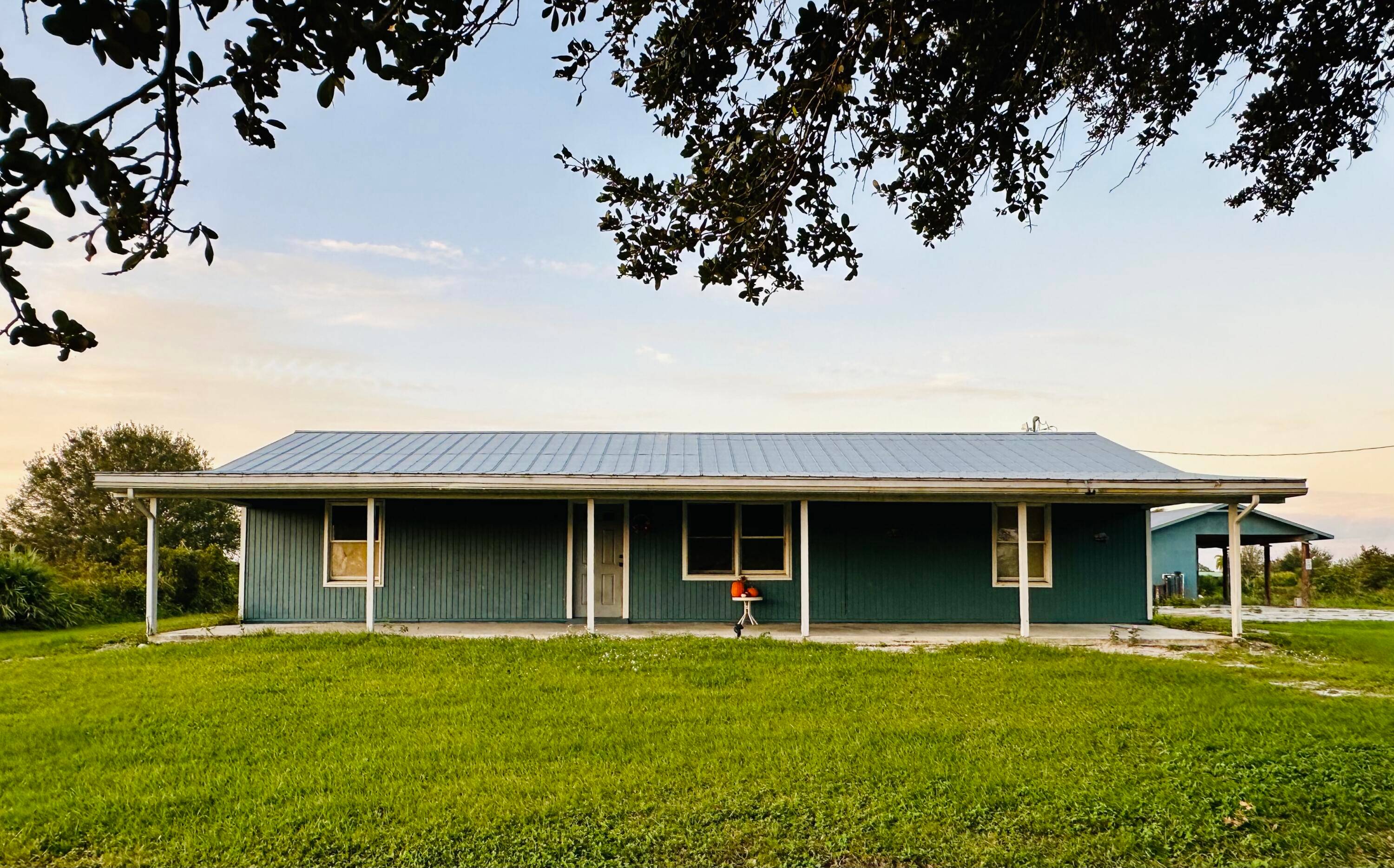 Home seeks Buyer ready to conquer a Full HOME RENOVATION to bring it back to it's original charm !