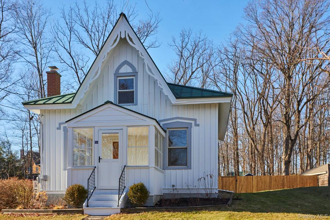Oak Street Schoolhouse Rhinebeck Village Rental Steeped in Rhinebeck history, this rare former one room schoolhouse originally built in the mid 1800s has been thoughtfully converted into a charming Village ...