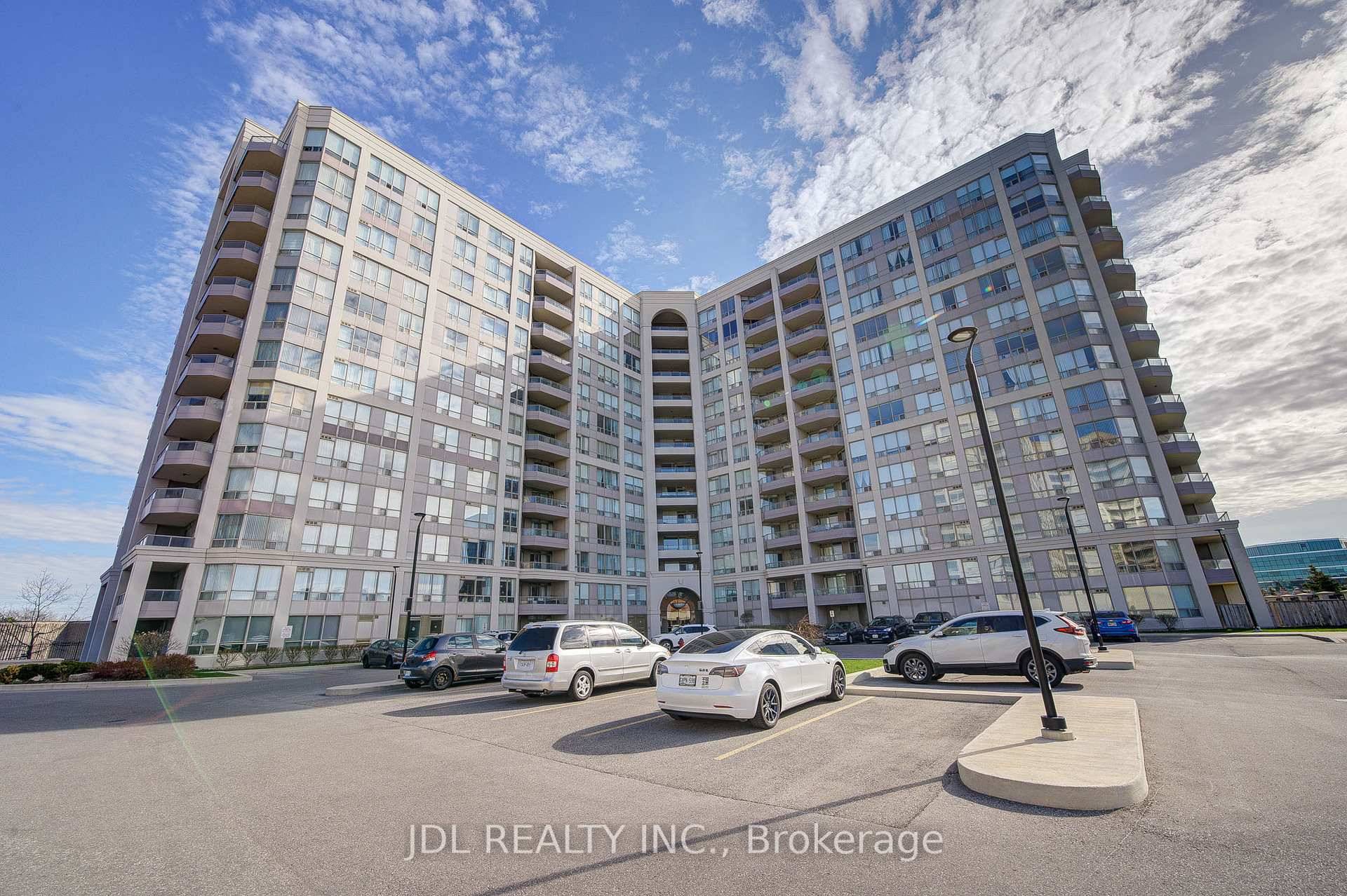 Don't miss it ! ! ! Bright and spacious 1 bedroom plus den condo featuring a highly functional layout with no wasted space ; the large den with a seperate ...