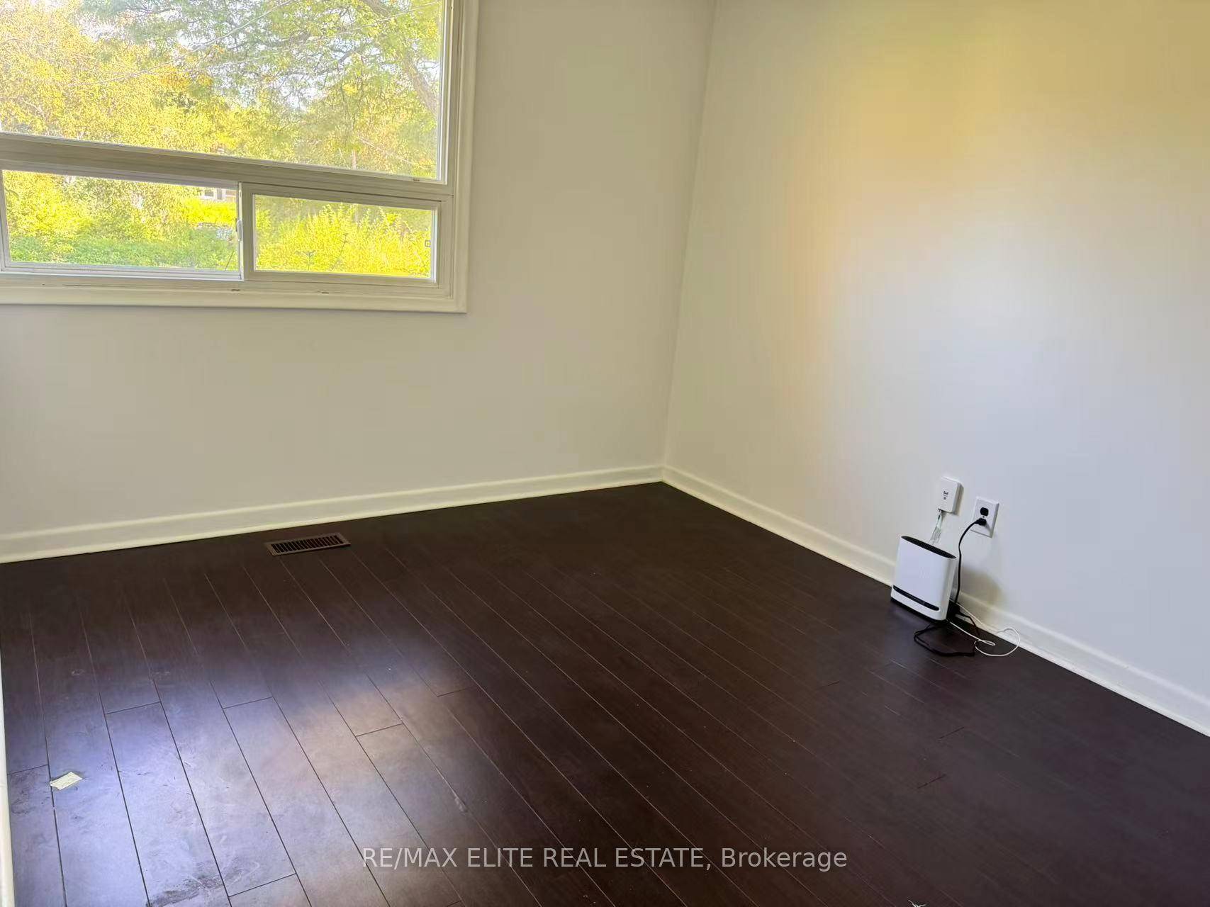 Main floor rent ; Bright Bungalow In Desirable Richmond Hill.