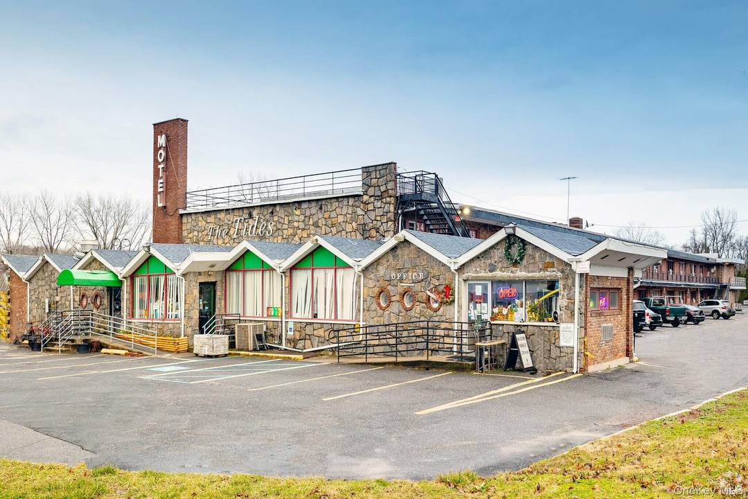 Waterfront Restaurant Space for Lease 2 Bayville Avenue, Locust Valley Rare opportunity to lease a waterfront restaurant space bordering Bayville and Locust Valley, attached to the well known Tides Motor ...