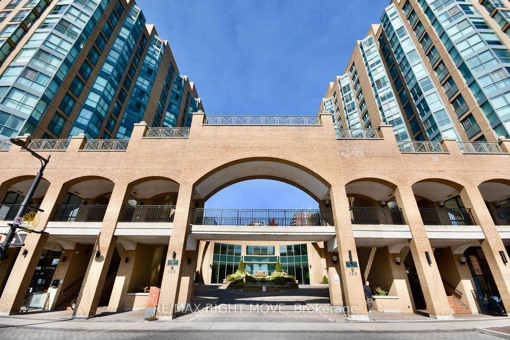 Live the vibrant downtown Barrie lifestyle in this beautifully updated 1 bedroom den condo in the sought after Bayshore Landing East Tower.
