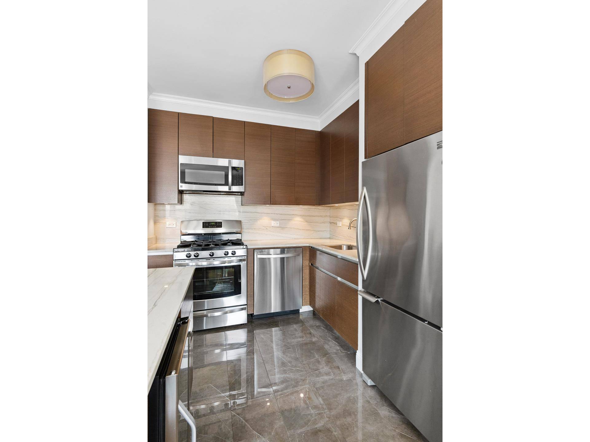 JUST LISTED XXX MINT 1 Bedroom Condo for SALE in Murray HillThis apartment has an Open Chef's Kitchen with Stainless Steel Appliances, Beautiful Hardwood Floors, Lots of Windows, with Southern ...